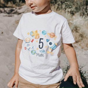 T-Shirt Astronaut Geburtstag – personalisiert – Pastell Weltraum Rakete Raumschiff Planet für Kinder