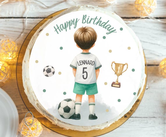 Tortenaufleger Fußball – personalisiertes Fondantbild mit Name & Zahl – Junge im Trikot Rückansicht – essbare Tortendeko Geburtstag