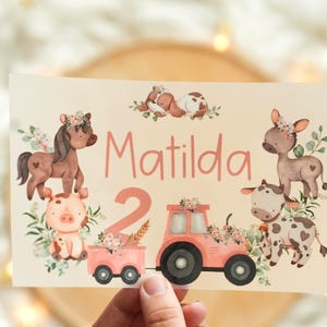 Bügelbild rosa Traktor mit Tieren – personalisiert mit Name & Zahl – Bauernhof-Motiv für Mädchen – Pferd, Kuh und Ferkel – Geburtstag