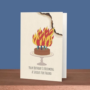 Il tuo compleanno sta diventando un serio rischio di incendio Biglietto di auguri di compleanno / Biglietti di compleanno divertenti / Biglietti divertenti per gli amici / Umorismo di compleanno per anziani