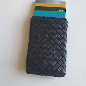 Porte-carte en cuir de kangourou tressé.