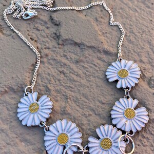 Daisy Necklace, flower necklace