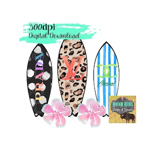 Puede incluir: Tres diseños en forma de tabla de surf con los logotipos de Prada, Louis Vuitton y Chanel. Las tablas de surf están rodeadas de flores rosas. El texto "Rockn Rebel Designs & Transfers" está en la esquina inferior derecha.