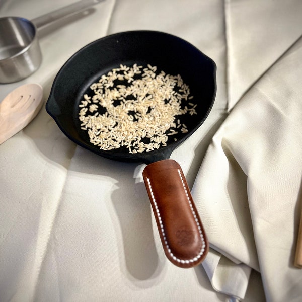 Couvercle de poignée de casserole en cuir : The Ann, accessoire de cuisine