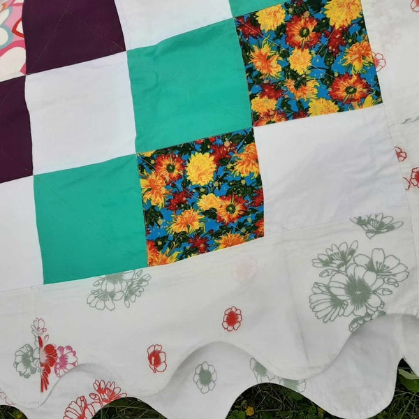 Vintage quilt blanket courte-pointe colored squares 1980s scalloped contour Eco-laundered farmhouse country decor blanket vtg 90in. x 100in.