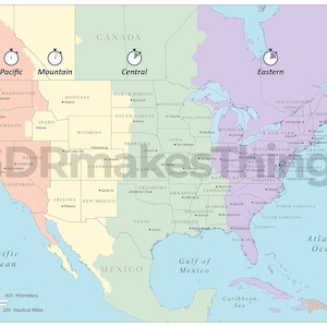 Digitale Karte der kontinentalen Vereinigten Staaten von Amerika mit 4 Zeitzonen. Enthält Staaten und Landeshauptstädte | High-Res Landkarte zum selbst ausdrucken