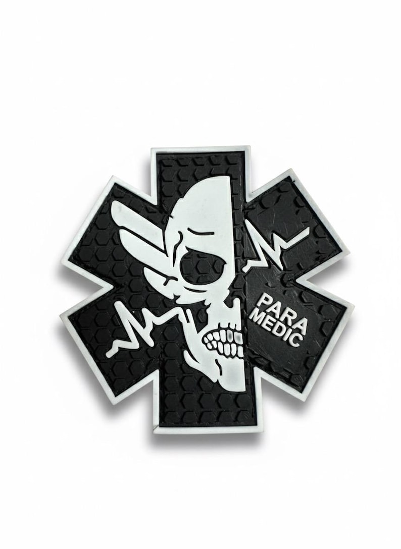 K&ouml;nnte beinhalten: Schwarz-wei&szlig;es Emblem mit einem Totenkopf-Design in einem Lebensstern-Symbol. Der Text "PARA MEDIC" ist sichtbar. Das Emblem hat einen strukturierten Hintergrund und einen wei&szlig;en Rand, oft mit Notfalldiensten verbunden.