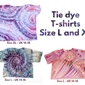 Puede incluir: Tres camisetas tie-dye con diferentes patrones y colores. Las camisetas están disponibles en tallas L y XL. El texto "Tie dye T-shirts Size L and XL" se muestra encima de las camisetas.
