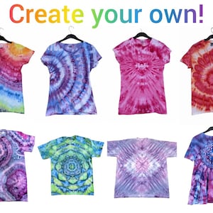 Könnte beinhalten: Acht Batik-T-Shirts in verschiedenen Farben und Mustern, darunter Regenbogen, Blau, Rosa und Orange. Der Text "Gestalte dein eigenes!" befindet sich oben im Bild.
