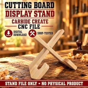 Könnte beinhalten: Ein heller Holzständer für Schneidebretter, bestehend aus zwei ineinandergreifenden Teilen. Der Text lautet: CUTTING BOARD DISPLAY STAND, CARBIDE CREATE CNC FILE, DIGITAL DOWNLOAD, SHOP-TESTED und STAND FILE ONLY - NO PHYSICAL PRODUCT.