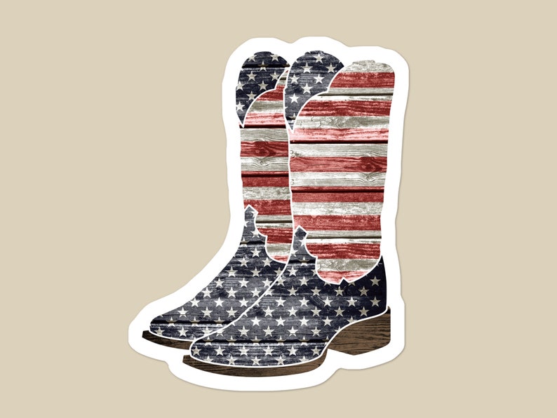 K&ouml;nnte beinhalten: Ein Paar Cowboystiefel mit amerikanischer Flaggen-Optik. Die Stiefel sind aus einem verwitterten Holz-&auml;hnlichen Material mit roten, wei&szlig;en und blauen Streifen und Sternen gefertigt.