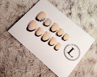 Uñas francesas negras cortas con detalle floral