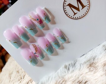 Uñas postizas cuadradas medianas con degradado / Uñas abstractas en rosa y verde azulado / Acentos dorados / Reutilizables