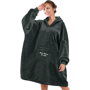 Könnte beinhalten: Ein dunkelgrauer übergroßer Hoodie mit einer großen Fronttasche. Der Hoodie hat eine Kapuze und lange Ärmel. Der Text "Beste Mama der Welt" ist auf der Tasche gestickt. Die Person auf dem Bild trägt den Hoodie.