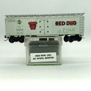 Custom painted and decaled N-scale Atlas reefer, silver with Red Dog logo