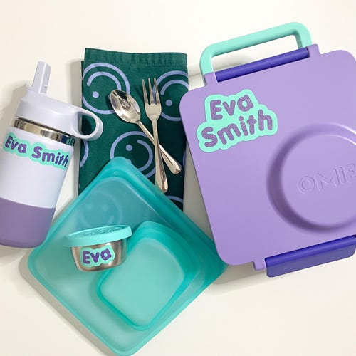 Étiquettes nominatives en vinyle - Sticker prénom enfant pour boîtes à lunch et bouteilles d'eau - Sticker tendance amusant et coloré