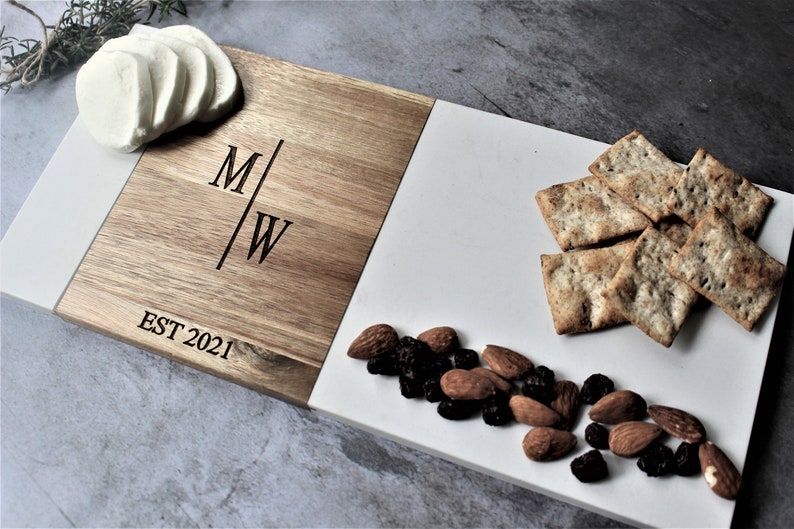 Minimalist Personalized Marble & Wood Charcuterie Cheese Serving Board For Bridal Shower Wedding Engagement Birthday Thank You Housewarming imagem 8