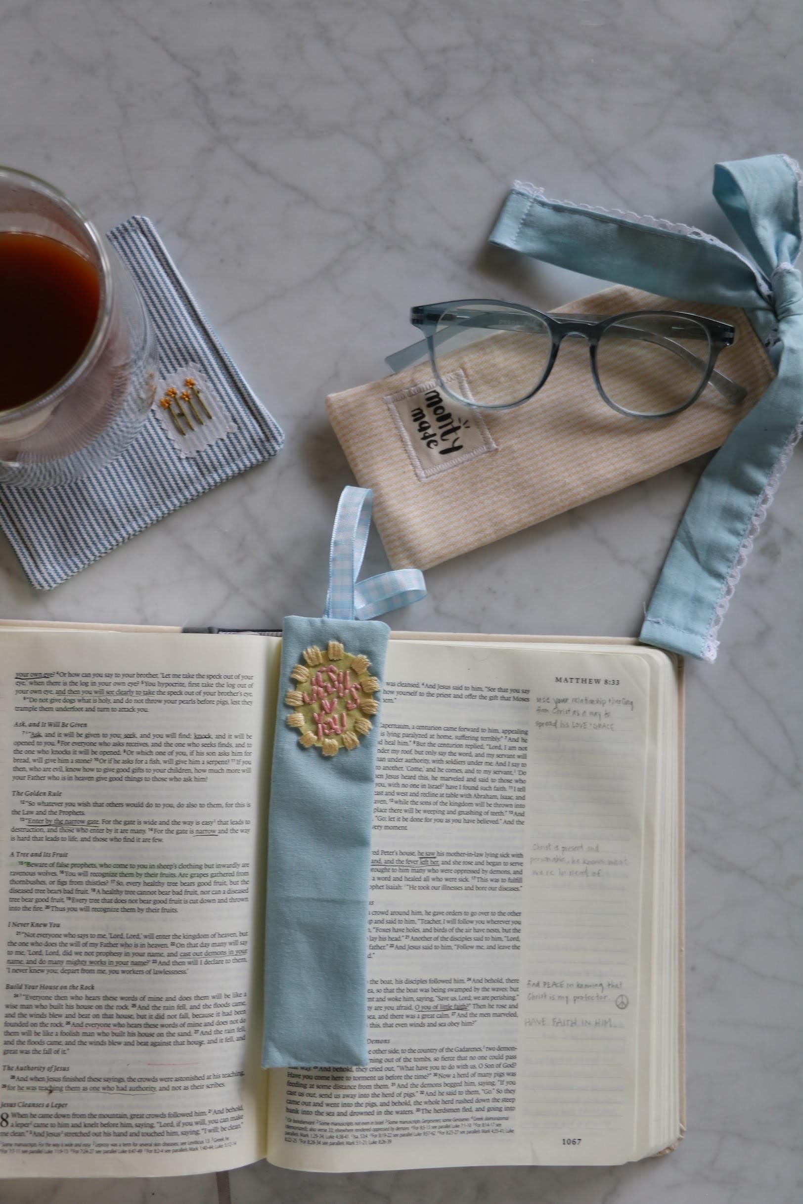 embroidered fabric bible bookmark (Jesus loves you)