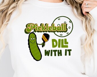 Pickleball - Dill with It Pickle SVG Design - Descarga instantánea para camisas, bolsos y más / Con lindos dibujos animados Pickle con paleta