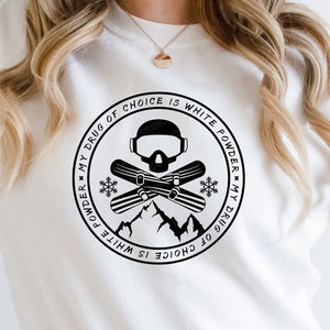 Snowboard | Meine Droge der Wahl ist weißes Pulver SVG Schädel-T-Shirt | Lustiges Snowboarder Tee | Geschenk für Snowboarder | Humorvolles Shirt | Mütze