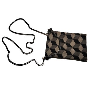 L51-0561. Custodia per smartphone in pelle scamosciata di capra con catena in alluminio.