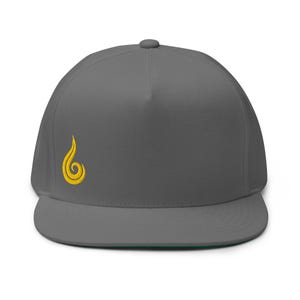 Può includere: Cappellino grigio a tesa piatta con un motivo a fiamma gialla ricamata sul davanti. Il cappellino ha una vestibilità strutturata e un sottotesta verde. Un accessorio alla moda.