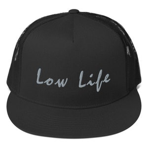 Può includere: Cappellino da camionista nero con retro in rete nera e frase ricamata bianca "Low Life" sul davanti.