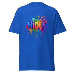Può includere: Una maglietta blu reale con la scritta "HiDef" in lettere a bolle 3D colorate, circondata da un vivace schizzo di vernice. Il design include sfumature di rosso, arancione, giallo, verde, blu e viola, creando una grafica audace.