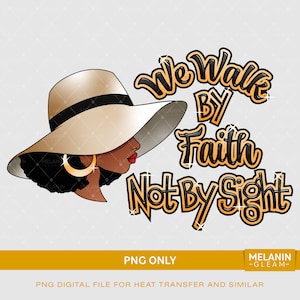Könnte beinhalten: Eine digitale Illustration einer schwarzen Frau mit einem breitkrempigen Hut und großen Ohrringen. Der Text "We Walk By Faith Not By Sight" ist in goldenen und schwarzen Buchstaben geschrieben.