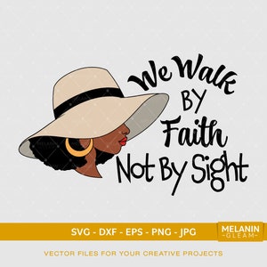 Op de afbeelding: Illustratie van een vrouw met een beige zonnehoed met een zwarte band, gouden oorring en rode lippenstift. De tekst "We Walk By Faith Not By Sight" is in zwart script geschreven. Vectorbestanden voor creatieve projecten.