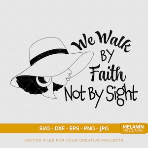 Op de afbeelding: Zwart-witte lijntekening van een vrouw met een breedgerande hoed en een grote oorbel. De tekst "We Walk By Faith Not By Sight" is geschreven in een gestileerd lettertype.