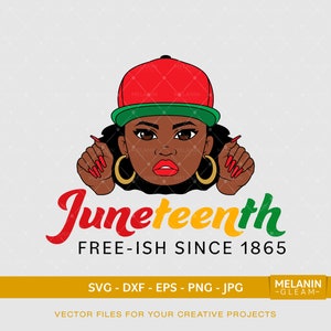 Könnte beinhalten: Eine digitale Illustration einer schwarzen Frau mit rot, grün und gelbem Haar, die eine rote Baseballkappe mit grünem Schirm und großen goldenen Ohrringen trägt. Der Text "Juneteenth FREE-ISH SINCE 1865" befindet sich unter dem Bild der Frau.