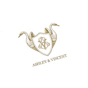 Op de afbeelding: Een goud en wit logo met twee zwanen die een schild flankeren met de verweven initialen "AN". De woorden "ASHLEY & VINCENT" staan eronder in goud gedrukt.