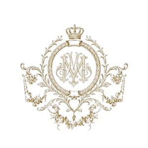 Può includere: Emblema dorato ornato con una corona e le lettere intrecciate "M" e "A". Il design presenta elementi floreali e volute, creando un'estetica vintage e regale.