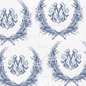 K&ouml;nnte beinhalten: Ein nahtloses Muster mit einem blauen und wei&szlig;en Blumenkranz mit einem Monogramm in der Mitte. Das Monogramm ist ein stilisiertes "W" mit filigranen Details. Das Muster wiederholt sich &uuml;ber das gesamte Bild.
