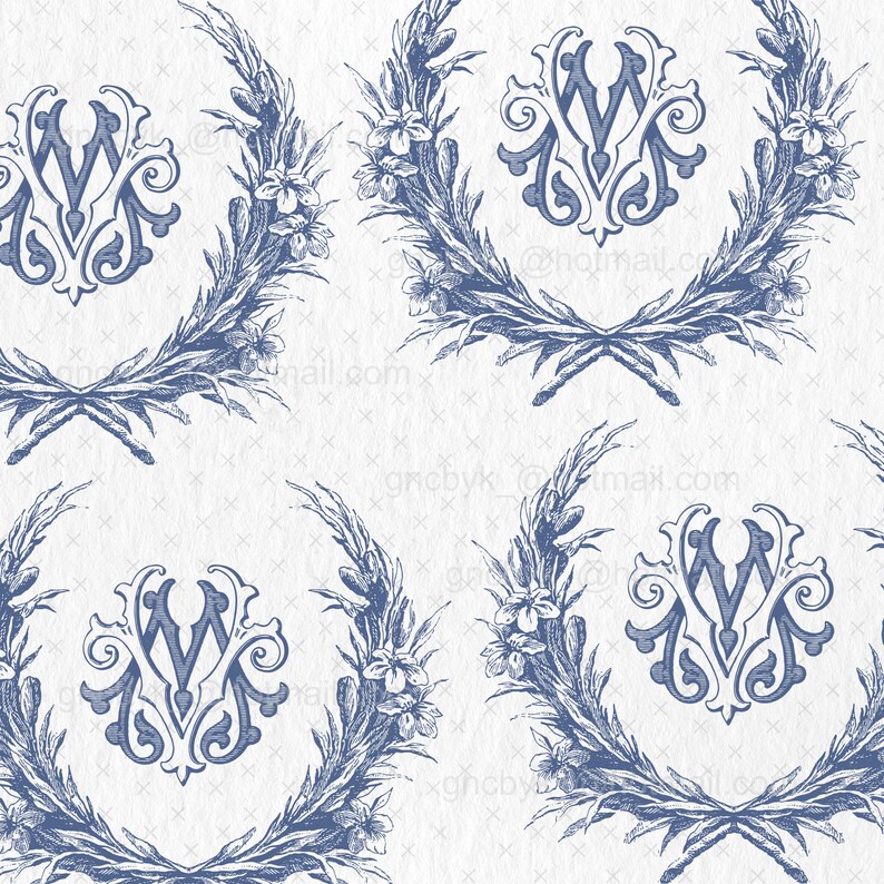 K&ouml;nnte beinhalten: Ein nahtloses Muster mit einem blauen und wei&szlig;en Blumenkranz mit einem Monogramm in der Mitte. Das Monogramm ist ein stilisiertes "W" mit filigranen Details. Das Muster wiederholt sich &uuml;ber das gesamte Bild.