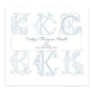 Op de afbeelding: Een verzameling van zes lichtblauwe decoratieve letters met ingewikkelde bloem- en krulmotieven. De tekst luidt: Vintage Monogram Bundle, K-C, 6 TOTAL, SVG-PNG-JPEG-PDF. Deze versierde monogrammen tonen verschillende lettertypes en stijlen.