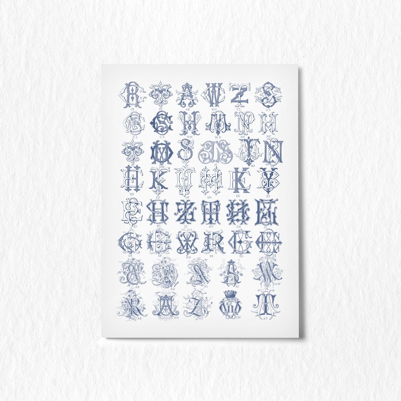 K&ouml;nnte beinhalten: Eine Vintage-Tabelle mit blauen und wei&szlig;en Monogramm-Buchstabenkombinationen. Die Tabelle enth&auml;lt alle Buchstaben des Alphabets.