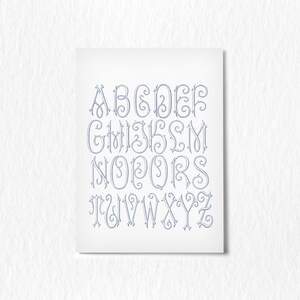 K&ouml;nnte beinhalten: Ein dekoratives Alphabet mit jedem Buchstaben in einer einzigartigen, verzierten und stilisierten Schriftart. Die Buchstaben sind in hellblau und alphabetisch geordnet.