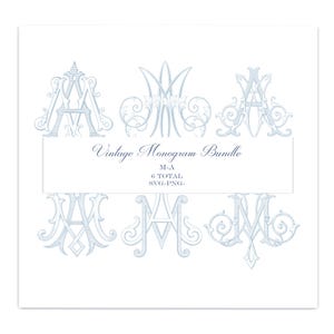 Puede incluir: Una colección digital de seis diseños de monogramas decorativos en azul claro con las letras M y A en varios estilos ornamentados. Una banda rectangular blanca central muestra el texto Vintage Monogram Bundle M-A 6 TOTAL SVG-PNG.