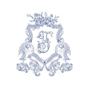 Könnte beinhalten: Ein blau-weißes Wappen mit zwei Schwänen, die einen Schild mit den Buchstaben "TD" flankieren. Der Schild ist mit floralen und Bandakzenten verziert. Das Design hat eine verzierte, Vintage-Ästhetik.