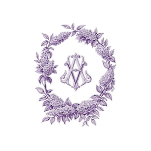 Op de afbeelding: Een paars bloemenkransontwerp met een centraal monogram. De krans bestaat uit seringen takken en bloemen, die een sierlijk monogram met de letters "A" en "M" omringen. Het ontwerp staat tegen een witte achtergrond.