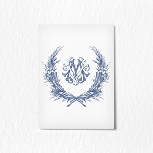 K&ouml;nnte beinhalten: Ein blaues und wei&szlig;es Monogramm mit den Buchstaben "W" und "M", die ineinander verschlungen sind, umgeben von einem Kranz aus stilisierten Bl&auml;ttern und Blumen.