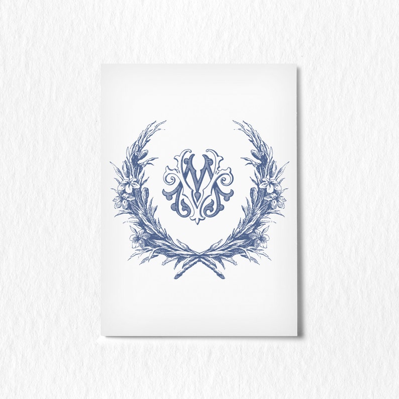 K&ouml;nnte beinhalten: Ein blaues und wei&szlig;es Monogramm mit den Buchstaben "W" und "M", die ineinander verschlungen sind, umgeben von einem Kranz aus stilisierten Bl&auml;ttern und Blumen.