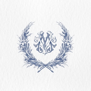 K&ouml;nnte beinhalten: Ein blaues Monogramm mit den Buchstaben "M" und "M", die ineinander verschlungen sind, umgeben von einem Kranz aus stilisierten Bl&auml;ttern und Blumen.