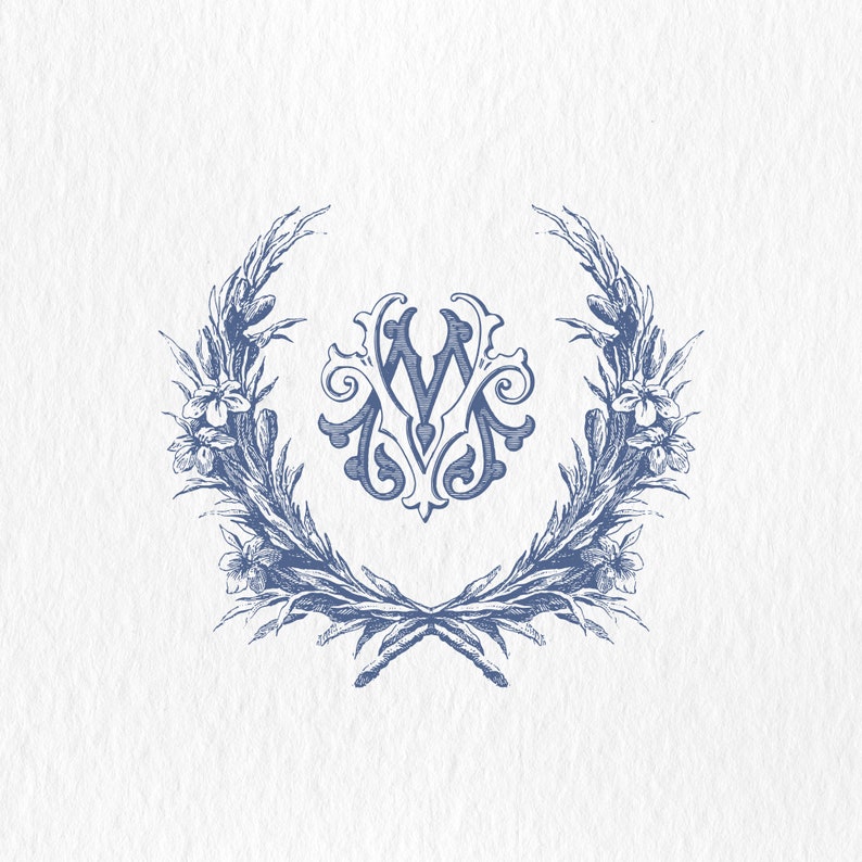 K&ouml;nnte beinhalten: Ein blaues Monogramm mit den Buchstaben "M" und "M", die ineinander verschlungen sind, umgeben von einem Kranz aus stilisierten Bl&auml;ttern und Blumen.