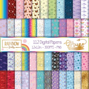 Puede incluir: Un conjunto de 112 papeles digitales con varios patrones coloridos, incluyendo arcoíris, estrellas, corazones, mariposas y notas musicales. Los papeles son de 30,5 x 30,5 cm y 300 DPI, en formato PNG. El texto "Rainbow Dolls" y "Grupo Confetti" es visible en la imagen.