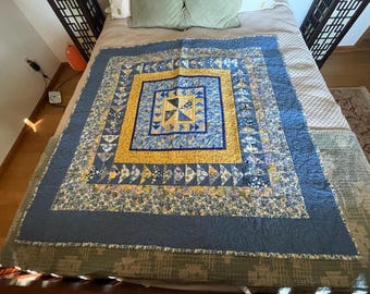 Trapunta artigianale in stile folk con motivo floreale triangolare, giallo e blu - 122 x 122 cm