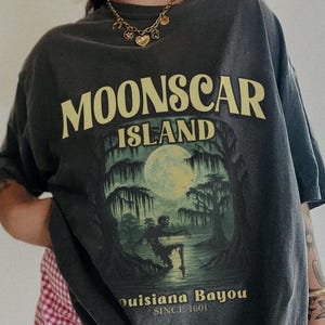 Camiseta Comfort Colors Moonscar Island: camiseta de Halloween com desenho animado dos anos 90, nostalgia dos anos 90 no Louisiana Bayou