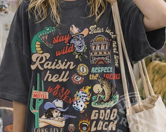 Camiseta vintage grunge con collage artístico: Comfort Colors UNISEX Wild Women Raising Hell